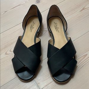 Lucky Brand cross toe sandal black 8M